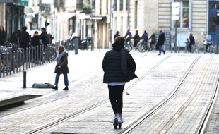 Le 19 décembre 2019, une trottinette sur les voies du tramway, à Bordeaux