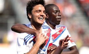 Les joueurs de Lyon, Clément Grenier (à g.) et Mouhamadou Dabo le 19 mai 2013 contre Nice en championnat.