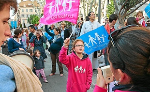Une centaine de personnes ont manifesté mardi contre la loi.