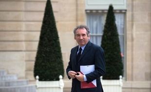 Privé de mandat national, à la tête d'un parti exsangue, François Bayrou, qui publie un nouvel essai, entend influer sur le débat politique dans un dialogue direct avec les Français, en attendant un éventuel rebond.