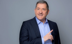 Yves Calvi est aux commandes de «L'info du vrai», le nouveau rendez-vous access de Canal+