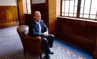 Tom Enders, le patron du plus grand groupe européen de défense EADS, a souligné lundi que le calendrier des A350, le futur long-courrier d'Airbus, serait respecté, avec les premières livraisons attendues pour la deuxième moitié de 2014.