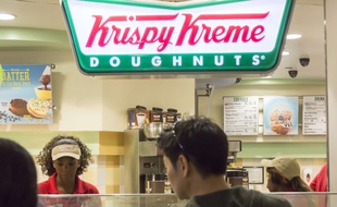 Des clients dans un magasin Krispy Kreme de New York, le 6 juin 2014.