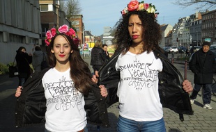 A Lille, le 24 fevrier 2016 - Esther (a gauche) et Elvire, deux jeunes filles du mouvement Femen, accusees d'exhibition sexuelle.