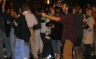 Des étudiants célèbrent la victoire d'Obama sur Franklin Street à Chapel Hill (Caroline du Nord) le 4 novembre 2008