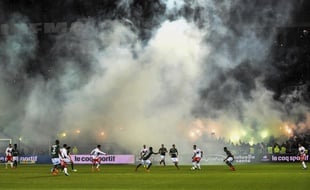 Vue d'ensemble du terrain, enfumé par des fumigènes, lors du derby entre Saint6Etienne et Lyon le 5 novembre 2017.