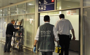 Un membre de la police scientifique entre dans l’aéroport de Bâle-Mulhouse le 27 avril 2011. Un contrôleur aérien de l’aéroport de Bâle-Mulhouse a été tué de plusieurs coups de couteau sur son lieu de travail.