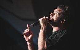 A Spa, Amir fait face à la controverse en chœur et avec le cœur