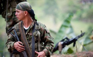 Le gouvernement du président colombien Juan Manuel Santos et la guérilla marxiste des FARC ont entamé des contacts à Cuba en vue d'établir un éventuel dialogue de paix, affirme dimanche le quotidien colombien El Espectador de Bogotá.