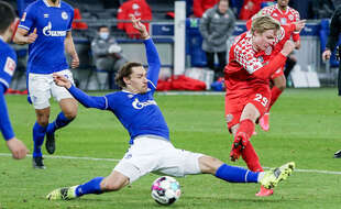 Un tacle de Benjamin Stambouli lors d'un match de Bundesliga entre Schalke 04 et Mayence, en mars 2021.