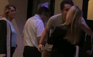 Un animateur de NRJ 12, Guillaume Pley agrippe une femme et l'oblige à l'embrasser.