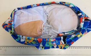 Les fausses fesses étaient fixées dans un maillot de bains.
