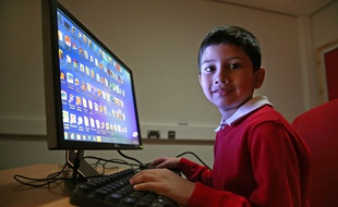 Ayan Qureshi, jeune génie de l'informatique, devant un ordinateur de son école, le 13 novembre 2014.