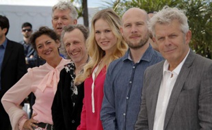 L'équipe du film de Borgman, avec le réalisateur (à droite) Alex Van Warmerdam, le 19 mai 2013 à Cannes.