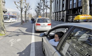Le tourne-à-gauche décidé par la ville coupera la réserve des taxis, au grand dam des chauffeurs.