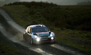 Le Finlandais Jari-Matti Latvala (Ford Fiesta RS) a remporté le rallye de Grande-Bretagne, dimanche près de Cardiff, une victoire facilitée par l'abandon de Sébastien Loeb (Citroën DS3) à la suite d'un accident de la route, alors que le Français était 2e du rallye.