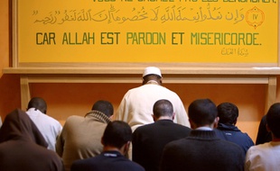 Maison d'arrêt d'Osny (Val d'Oise), le 6 février 2005. Des détenus prient dans une salle muticonfessionnelle de la prison d'Osny.