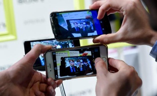 Des visiteurs lors du Mobile World Congress (MWC) à Barcelona le 5 mars 2015-