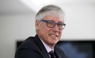 Olivier Brandicourt nommé directeur général du groupe pharmaceutique français Sanofi, touchera jusqu'à 4 millions d'euros de «bonus de bienvenue.