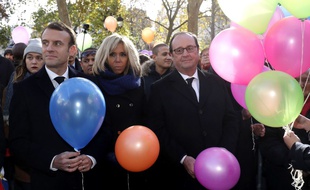 Emmanuel Macron, sa femme, et son prédecesseur lors du lâcher de ballons à la mairie du XIe arrondissement de Paris, le13 novembre 2017.