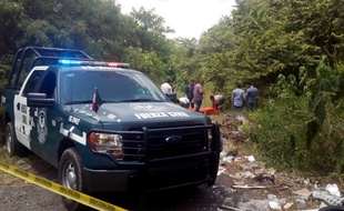 Des policiers sur les lieux où ont été retrouvés les corps de deux prêtres catholiques assassinés dans la province de Veracruz.
