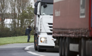 Les migrants tentent de rejoindre la Grande-Bretagne à bord de camion.