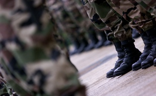 Des bottes de militaires.