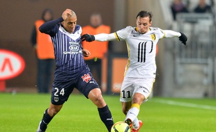 Eric Bauthéac (à droite) à la lutte avec Wahbi Khazri (à gauche) lors du match entre les Girondins et Lille, disputé le 16 janvier 2015 à Bordeaux.