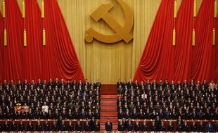 Le président chinois Xi Jinping, au centre, se tient debout au milieu des cadres du Parti communiste pendant l'hymne communiste à Pékin le 24 octobre 2017.