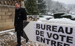 Le candidat PS Frédéric Barbier se rend au bureau de vote à Pont-de-Roide (Doubs), le 1er février 2015
