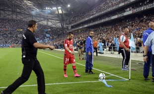 Mathieu Valbuena va tenter de tirer un corner lors d'OM-OL, le 20 septembre 2015 au stade Vélodrome de Marseille.