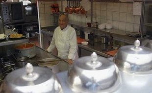 "A cinq ans j'aidais déjà ma mère et ma grand'mère en cuisine", aimait à raconter Paul Haeberlin qui a porté l'ancienne guinguette familiale au firmament étoilé de la gastronomie.