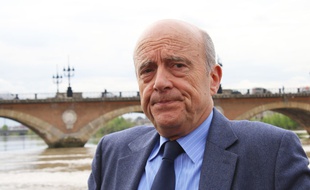 Alain Juppé devant le pont de Pierre à Bordeaux, le 31 mars 2017