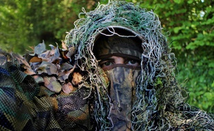 Un homme en tenue de camouflage