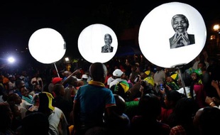 Des milliers de Sud-Africains se sont spontanément rassemblés samedi pour rendre un hommage plein de gratitude à Nelson Mandela, tandis que se préparent des funérailles historiques dignes du rayonnement planétaire du leader anti-apartheid.