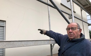 Jean-Pierre en est certain, « cette fissure, elle n'y était pas avant ». Pas avant le séisme de vendredi.