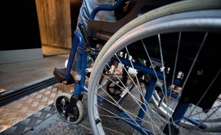 Un usager en fauteuil roulant. Illustration