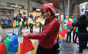 Une passante participe à l'oeuvre Plastic Bags le 15 mai 2012 à la gare Saint-Lazare.