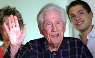 W. Mark Felt, plus connu sous le pseudonyme de Gorge profonde pour avoir été l'indicateur dans l'affaire du Watergate, est mort le 19 décembre 2008 à l'âge de 95 ans.