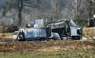 Carcasses des camions sécurisés brûlés après le braquage sur l'autoroute A6, au péage d'Avallon, le 11 mars 2015