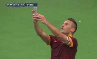 Francesco Totti, le capitaine de l'AS Rome, prend un selfie après un but contre la la Lazio de Rome, le 11 janvier 2015.
