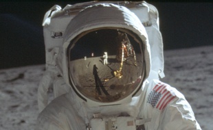 Neil Armstrong se prend en photo sur la Lune en 1969.
