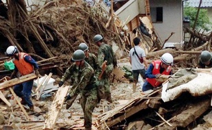 Soldats et secouristes à la recherche de survivants après le glissement de terrain survenu le 20 août 2014 à Hiroshima
