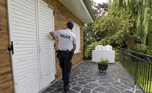 Lors d'une patrouille OTV, un policier vérifie les accès de cette maison dans le Nord.