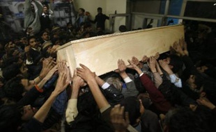 Supporters carry the coffin of Pakistan's former Prime Minister and opposition leader Benazir Bhutto in Rawalpindi December 27, 2007. Bhutto was assassinated by a suicide bomber on Thursday, plunging the nuclear-armed country into chaos ahead of a general election she hoped to win. REUTERS/Ahmad Masood (PAKISTAN)