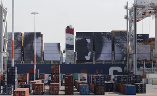 Le porte-conteneurs Magellan a levé l'ancre avec sur son flanc droit un gigantesque collage de 5.000 m², réalisé par l'artiste JR, de la photo des yeux d'une femme kenyane, au Havre, le 4 juillet 2014.