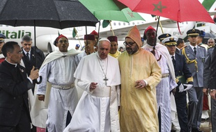 Le pape François a entamé samedi une visite éclair au Maroc, où il a été accueilli par le roi Mohammed VI.