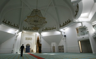 Vue de l'intrieur de la grande mosque de Lyon le 27 avril 2011. CYRIL VILLEMAIN/20 MINUTES