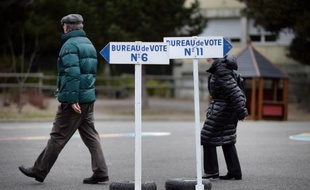 Deux personnes se dirigent vers un bureau de vote lors du premier tour des départementales à La Baule-Escoublac (Loire-Atlantique), le 22 mars 2015