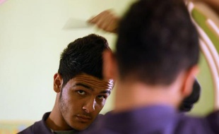 Les services de sécurité du Hamas, au pouvoir à Gaza, ont interpellé des jeunes hommes à la chevelure jugée "indécente" pour leur couper les cheveux de force, a affirmé le Centre palestinien pour les droits de l'Homme (PCHR), basé à Gaza.